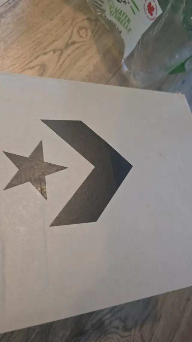 Converse 10.5 unisex black and white in Men's Shoes in Kitchener / Waterloo - Image 4