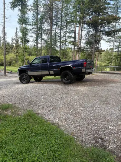283,000kms 24 valve Cummins 5 speed standard Edge programmer Exhaust brake Batteries are 1yr old Lev...