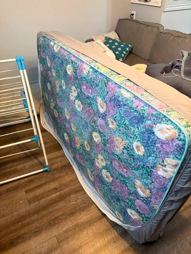 Lit simple in Beds & Mattresses in Sherbrooke - Image 6