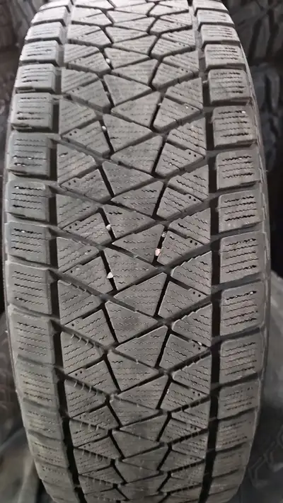 4 pneus d'hiver P215/70/16 100S Bridgestone Blizzak DM-V2 41.5% d'usure, mesure 8-8-7-7/32 215/70/16...
