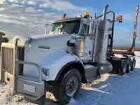 FOR SALE: 2011 T800 Kenworth tridrive, with small 30" sleeper,