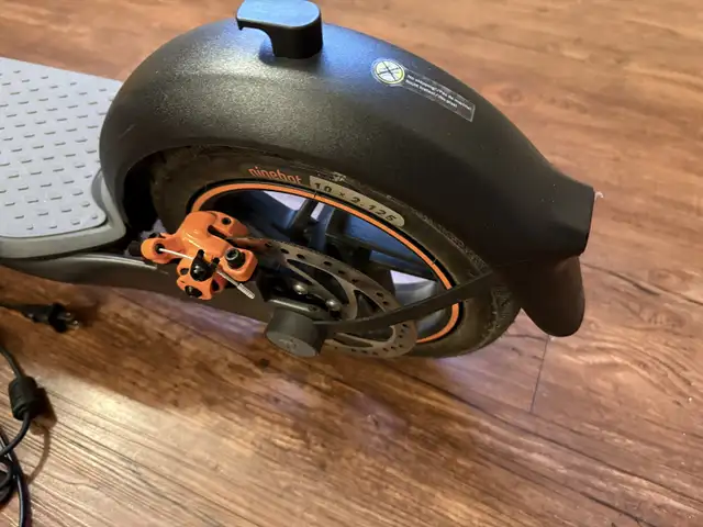 Ninebot Kickscooter F40 Only 29KM in Scooters & Pocket Bikes in City of Toronto - Image 3