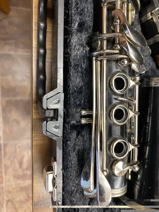 SELMER CLARINET with case.Excellent condition. in Woodwind in Saskatoon - Image 6
