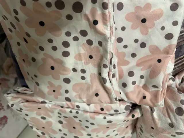 Floral Bedding set - Pink Flower & Dot Print (King size) in Bedding in Mississauga / Peel Region - Image 5