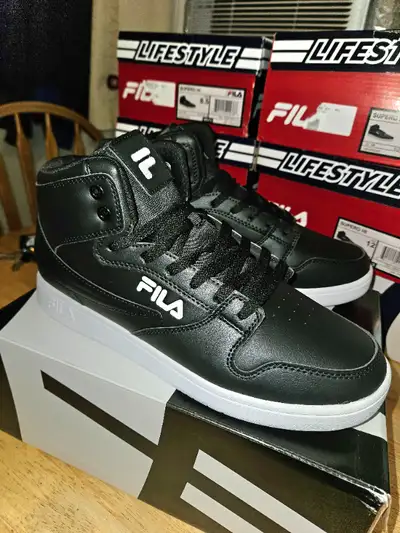NEUF SOULIER FILA POUR HOMME. AUTHENTIQUE. EN BOITE. $70 PAS DE LIVRAISON. POINTURE DISPONIBLE (12)...