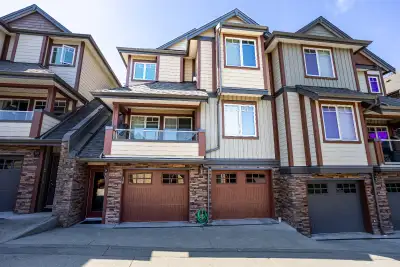 This is an amazing townhouse that is available for rent. It is in a quiet area with a beautiful ocea...