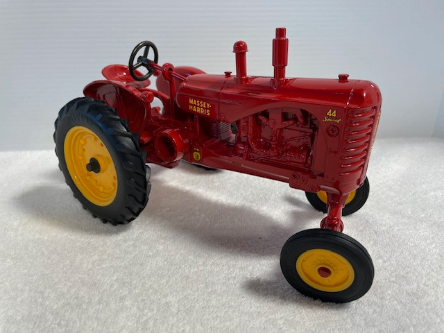1/16 MASSEY HARRIS 44 SPECIAL Farm Toy Tractor in Toys & Games in Regina - Image 3