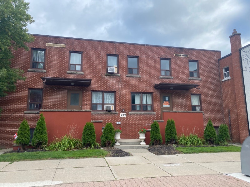 2 Bedroom Apt Port Credit 2100 per month for Sept 1, 2023 Long