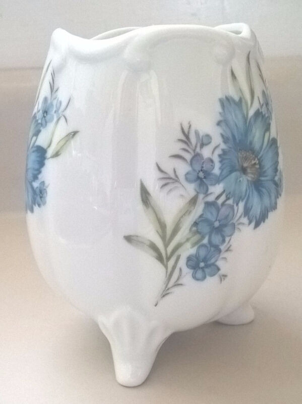 Vintage Porcelain Egg  with Blue Hand Painted Floral Design in Arts & Collectibles in Oshawa / Durham Region - Image 2