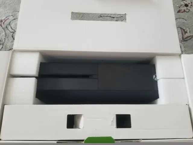 XBOX One console in original box with 1 controller and all wires in XBOX One in Markham / York Region - Image 4