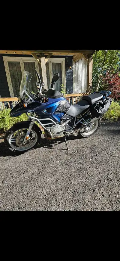 Selling a 2006 bmw r1200gs adventure bike only 39k on it runs good inspected hope on and go Features...