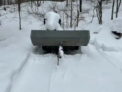 Remorque ouverte pour 2 motoneige , 2 ans passé des roues et pneus neuve ainsi que le plancher a été...