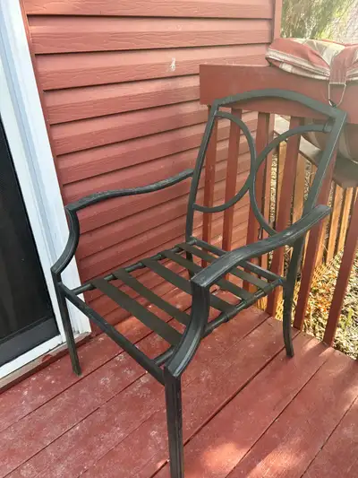 Les 4chaises sans coussins en bon état fabrication de métal 514-347-0678