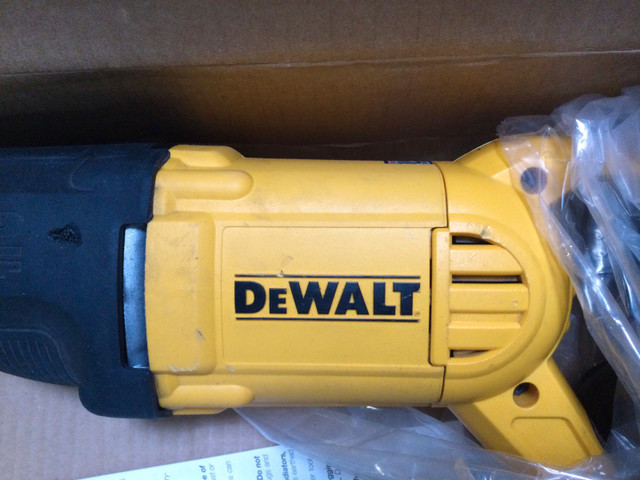 Dewalt DWE305 12.0 Amp Corded Reciprocating Saw in Power Tools in Mississauga / Peel Region - Image 2