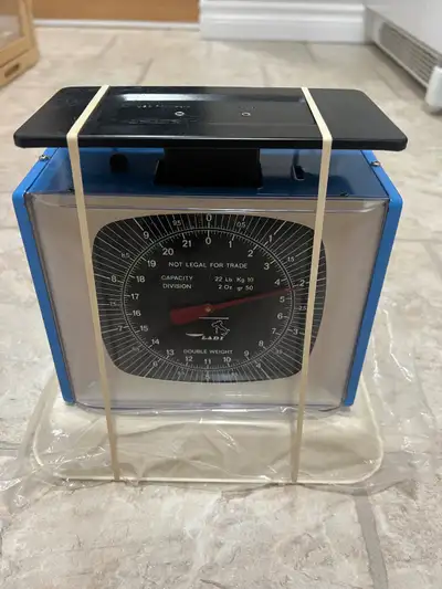 Vintage kitchen scale with holding tray, in unused condition. Has very minor wear due to age but oth...