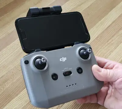 DJi A vendre Radio commande Dji model : RC-321 (support pour téléphone intégré) en excellente condit...