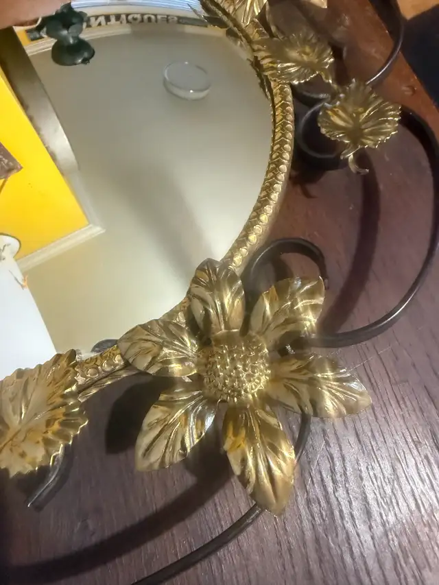 Convex Mirror Wrought Iron Gold Ivy Leaf Detail Circular Mirror in Home Décor & Accents in Oshawa / Durham Region - Image 3