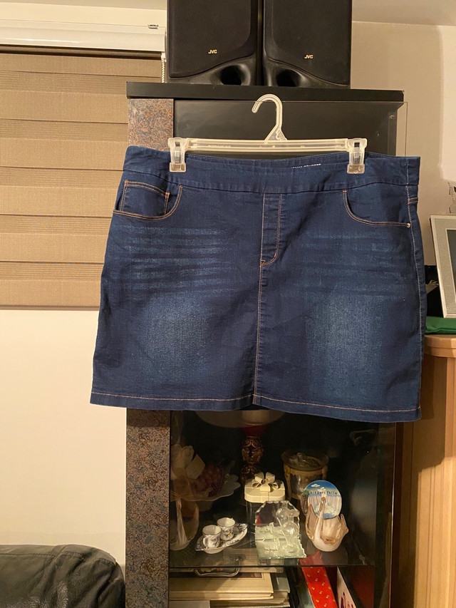 Blue short jeans skirt with shorts inside dans Femmes - Pantalons et shorts  à Ville de Montréal