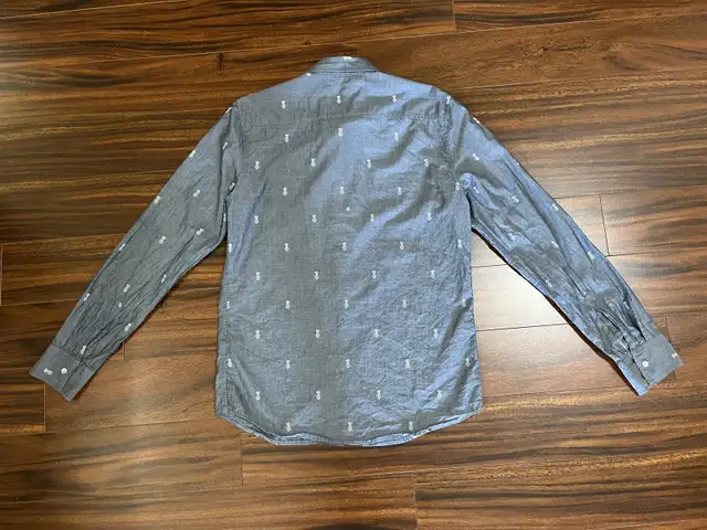 Bluenotes men’s medium light blue shirt, pineapple print in Men's in Oshawa / Durham Region - Image 7
