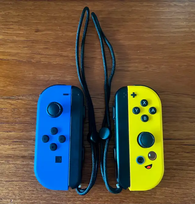 Nintendo Switch Joy-Con Fortnite Edition in Nintendo Switch in St. Catharines - Image 2