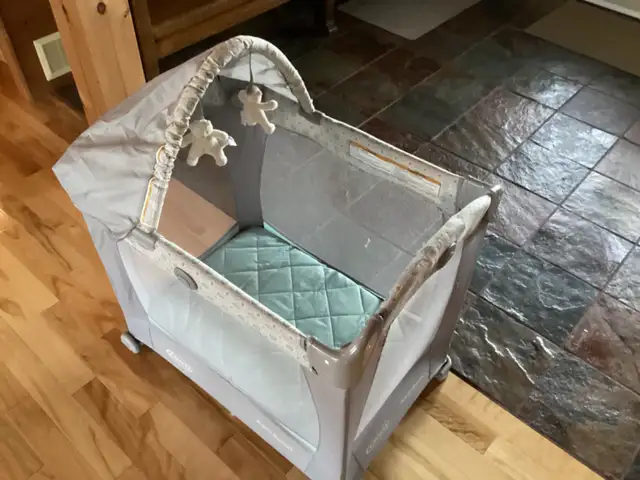 Graco Travel Crib in Cribs in London - Image 5