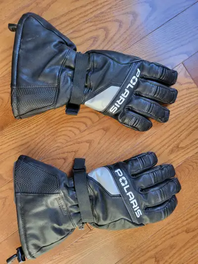 Polaris gloves in brand new condition, used twice. Retails at dealer for 136$