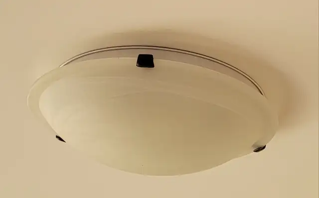 Plafonnier 16'' blanc avec verre d'albâtre Flushmount fixture in Indoor Lighting & Fans in Laval / North Shore - Image 6