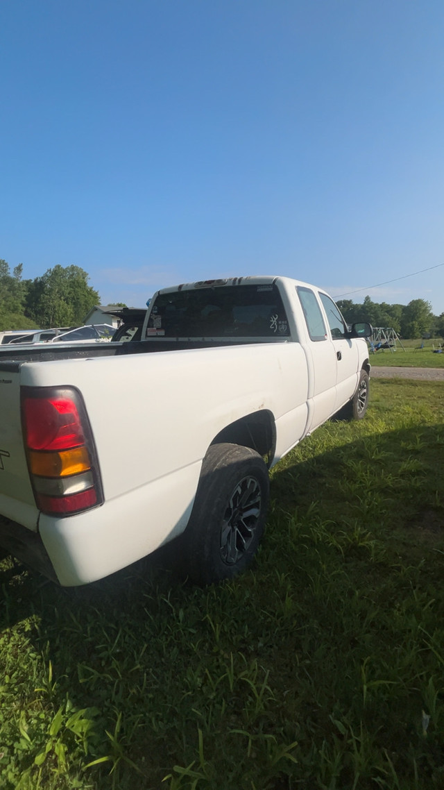 2004 Silverado 4x4 in Cars & Trucks in Norfolk County - Image 3