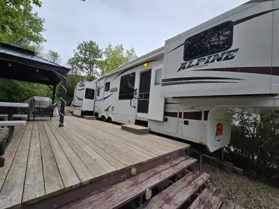 34.5ft Keystone Alpine Camper, King bed in the Back, Pullout Couch in the front. Full size shower. T...