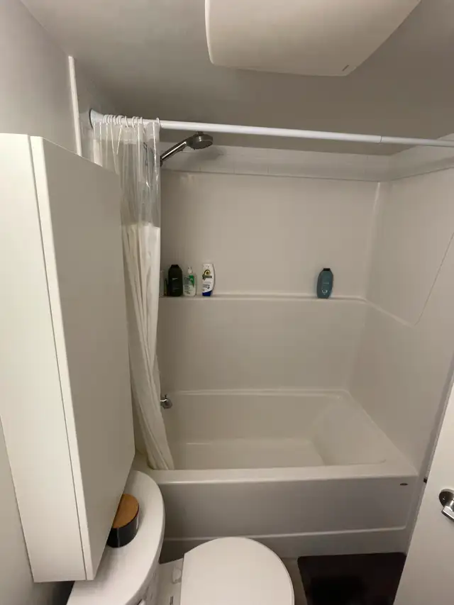 near UBCO Master bedroom for lease in Room Rentals & Roommates in Kelowna - Image 3