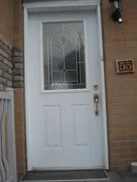 Porte d'entrée en acier avec un vitrage.