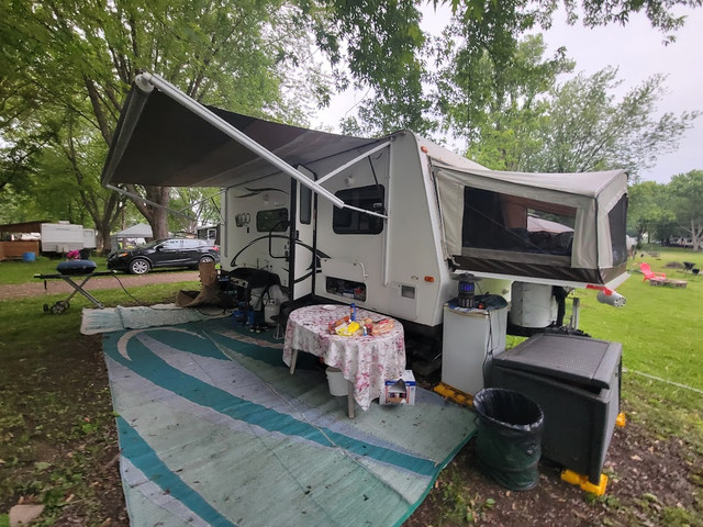24ft hybrid camping trailer will accessories in Travel Trailers & Campers in Ottawa - Image 2