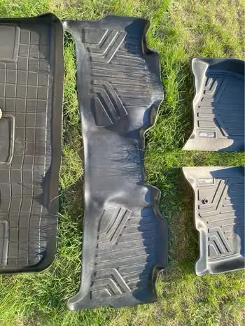 07-14 YUKON XL/SUBURBAN rubber floor mats in Other Parts & Accessories in Brantford - Image 3