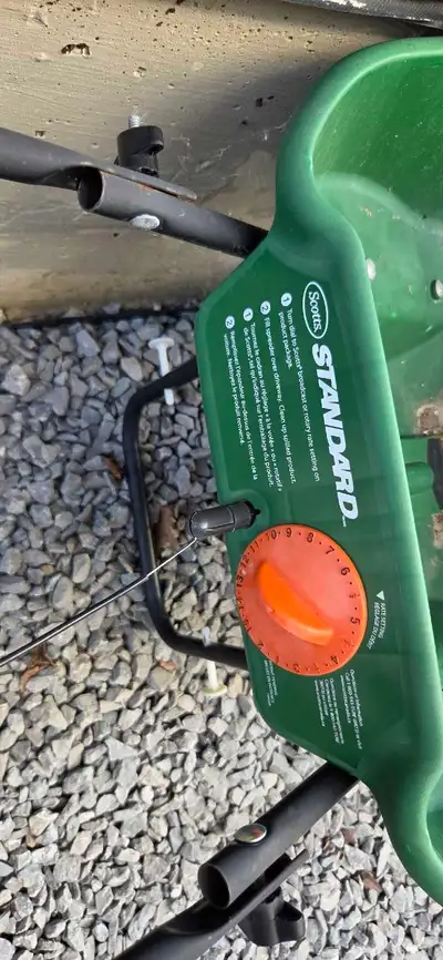 Scotts Standard broadcast spreader. Decent condition, has not seen any heavy use.