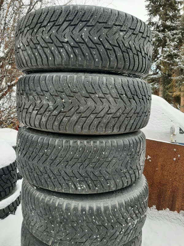 4 265 70 R16 NOKIAN HAKKAPELIITTA TIRES ON DODGE DAKOTA RIMS in Tires & Rims in Whitehorse