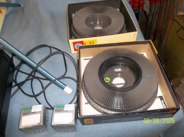 Kodak Carousel Projector with Five Carousel Trays and  Screen in Arts & Collectibles in Grand Bend - Image 11