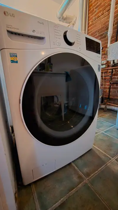 Pour cause de déménagement dans un appartement équipé des électros, nous vendons notre laveuse LG ac...
