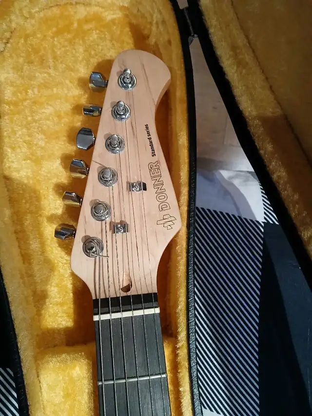 Electric Guitar in Guitars in Markham / York Region - Image 3