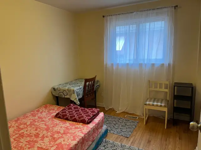 BRIGHT ROOM MAIN FLOOR-50m TO PLAZA STEELES / BATHURST NEAR BUS
