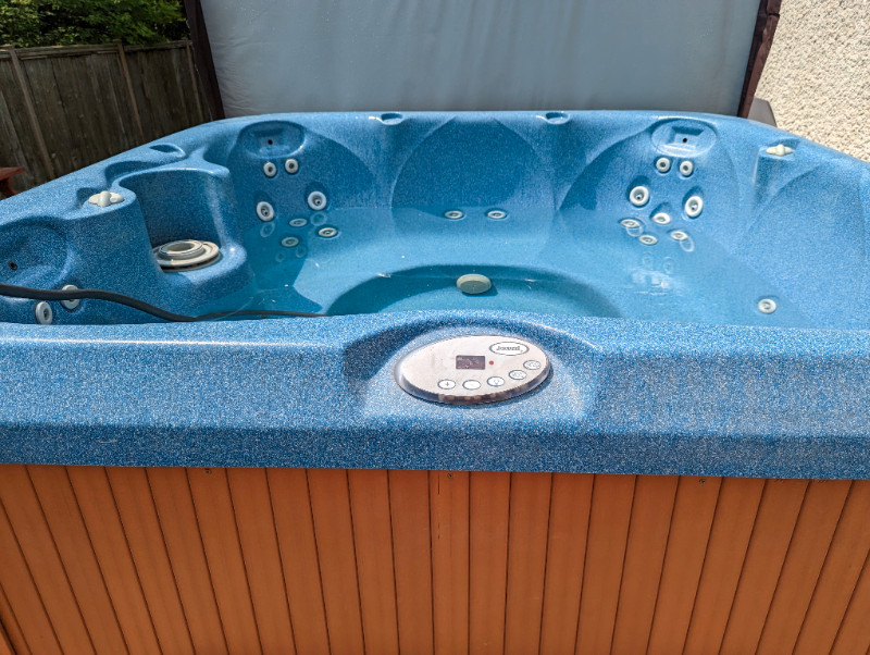 SOLD Jacuzzi J230 hot tub for sale with new cover. Hot Tubs & Pools