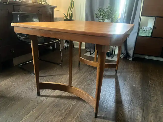 Vintage extendable dining table MCM teak veneer in Dining Tables & Sets in City of Toronto - Image 3