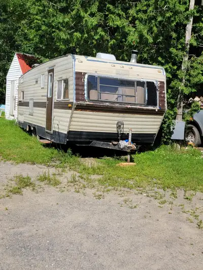 Roulotte 28 pieds pour bricoleur. Demande 800 négociable