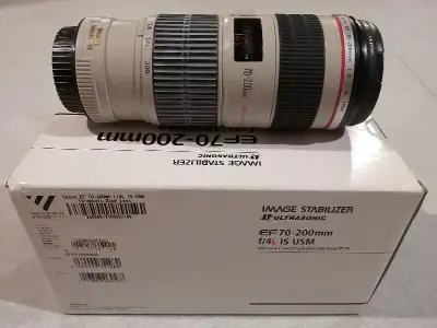 Like new, hardly used. No scratches on lens or body. Comes with lens case and lens hood, both look b...