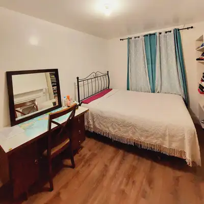 FURNISHED ROOM AVAILABLE IMMEDIATELY ST CLAIR / DUFFERIN SHARED BATHROOM AND KITCHEN WITH 2 PEOPLE $...