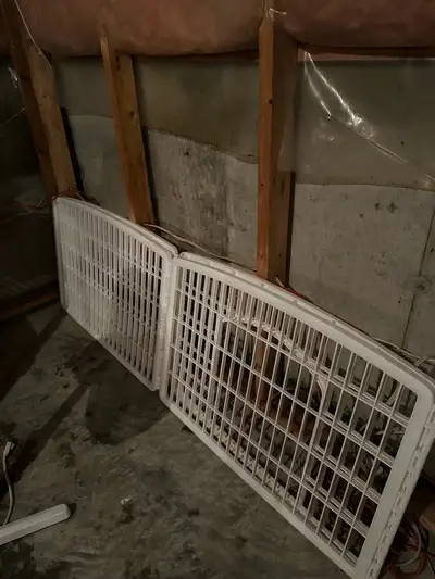 The door needs to be tied with zip ties (The screws on the door are broken)