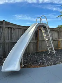Curved pool slide 