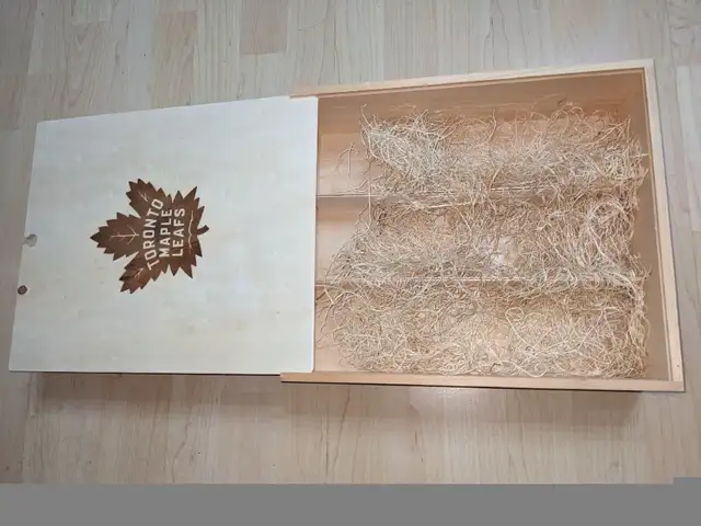 Toronto maple leafs 3 bottles wine gift box in Arts & Collectibles in City of Toronto - Image 4