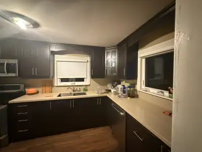 1 room available in a 3 bedroom house, fully furnished, access to backyard and all kitchen appliance...