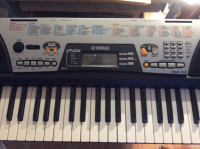 piano d,accompagnement de marque Yamaha