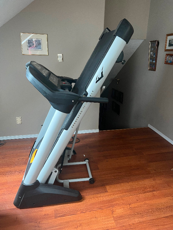 Treadmill - Everlast EV200 in Exercise Equipment in Chilliwack - Image 3